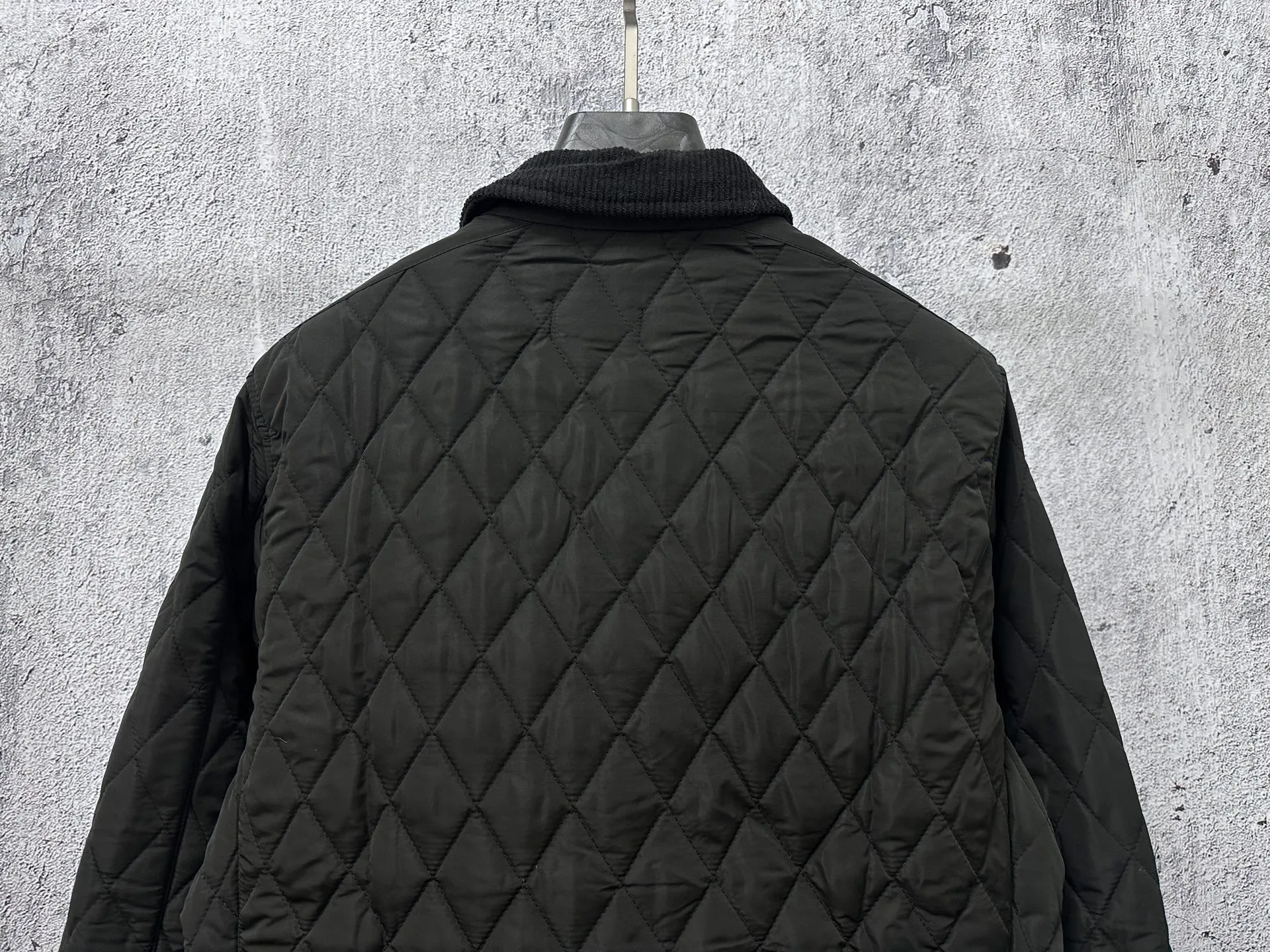 P370 【Rah Lauren】Rah Lauren’s classic old-money style workwear rhombus retro jacket, super heavy-duty, lots of details, imported machine-pressed grid technology, three-dimensional tailoring buttons, custom-made metal snaps with clear logo, which adds a lot of points to the whole. The lines are very smooth, delicate and have a sense of design. Fabrics that prevent cotton from running out are used to lock in warmth at all times and double the soft touch. The whole piece is made of rhombus quilting technology and is exquisite. Its three-dimensional structure is fashionable and has a high rate of turning heads when it comes to the street. What makes people shine is that it is the same for men and women. Size: S-XL
